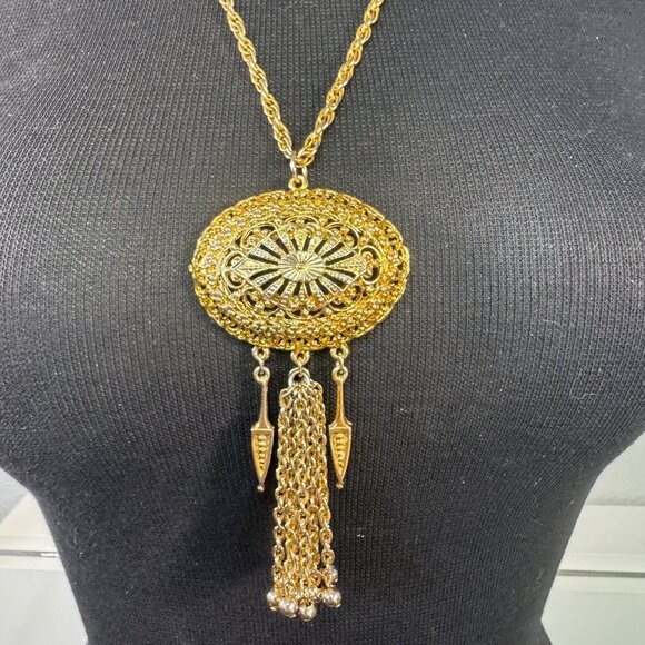 Vintage Gold Tone Medallion Pendant Necklace Retro Chain Tassel - Picture 2 of 3